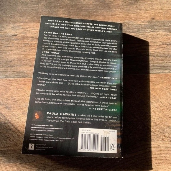 Lot 2 Paula Hawkins Books - Picture 2 of 4